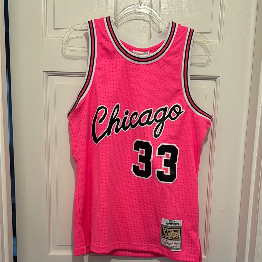 EUC Pink Chicago Bulls Scottie Pippen Hardwood Classics Basketball Jersey Size M